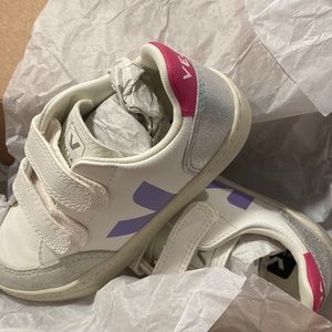 Veja Eur Siz 29 NIB - bought the wrong size from Europe can’t return.